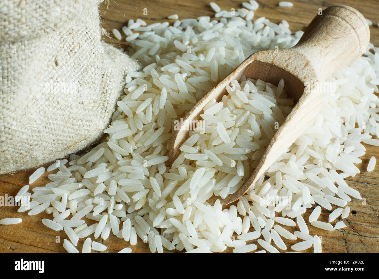 Les grains de riz long grain blanc en sac de toile Photo Stock - Alamy