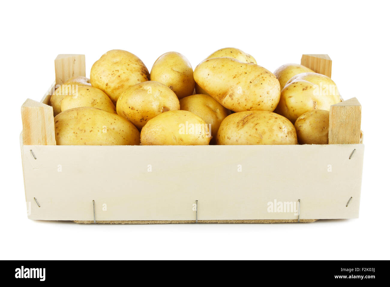Les pommes de terre dans la boîte en bois isolé sur fond blanc Banque D'Images