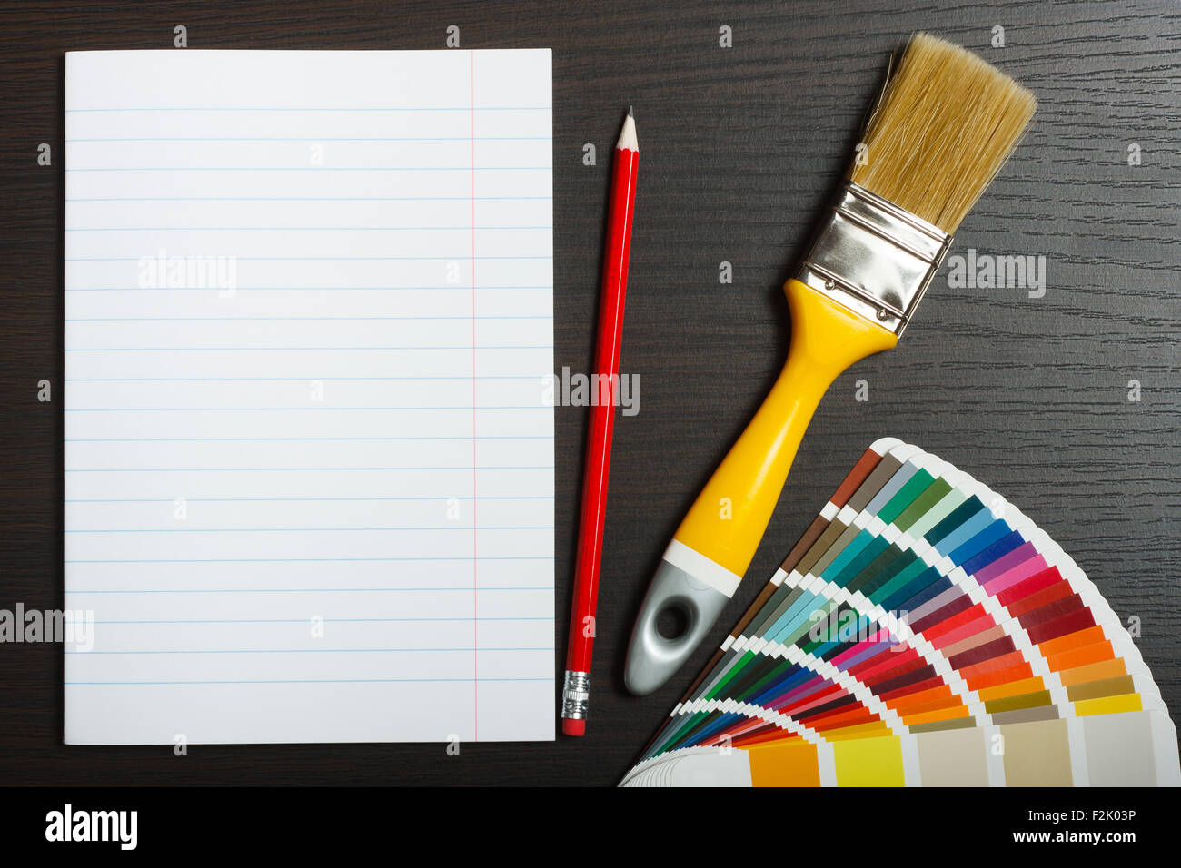 La préparation à la peinture. Papier blanc vierge et un crayon sur un bureau en bois Banque D'Images