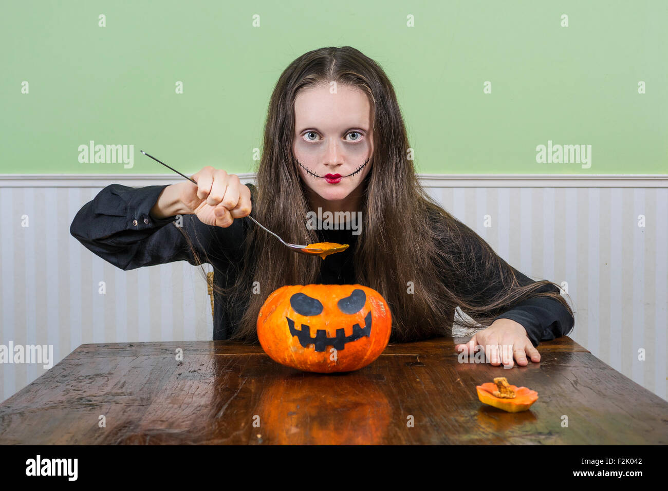 Lady effrayant d'avoir un dîner d'Halloween Banque D'Images