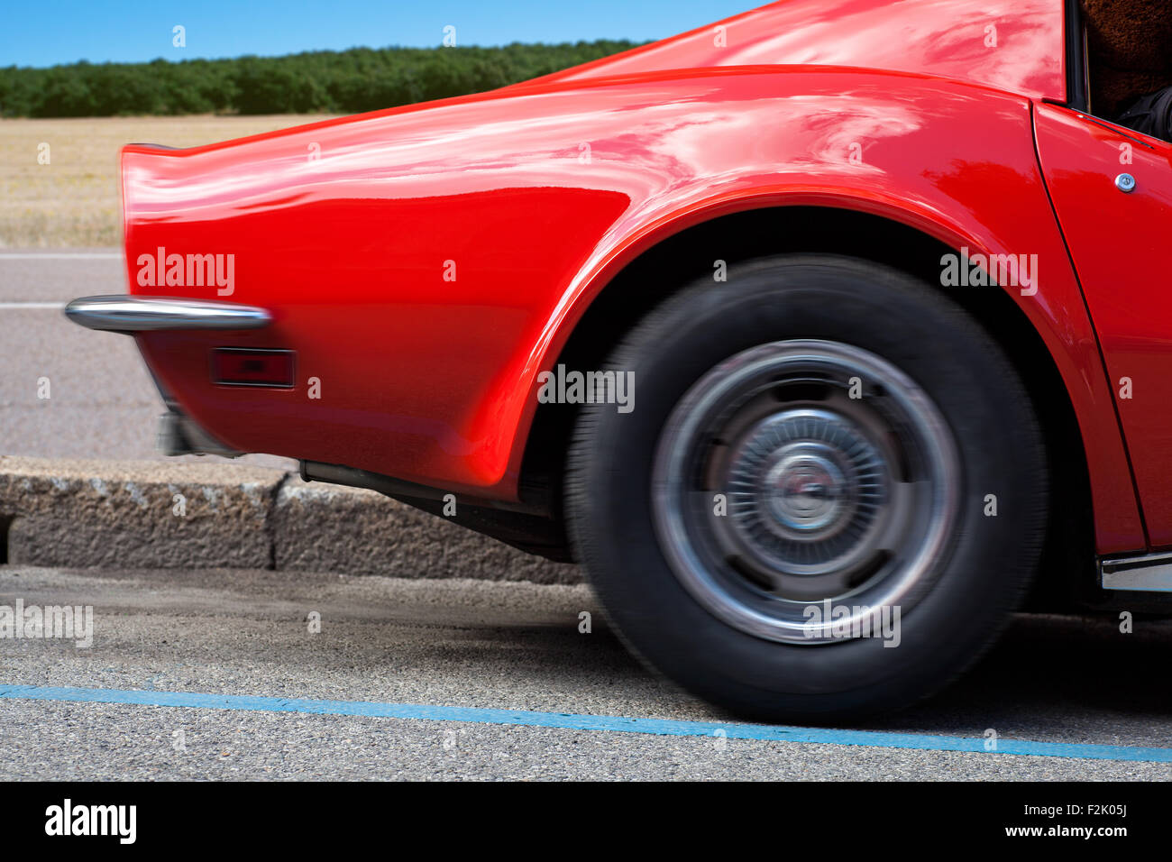 Arrière-plan Rouge Vieille Voiture De Course à L'intérieur Tuning Sport  Volant Image stock - Image du trains, industrie: 231873135