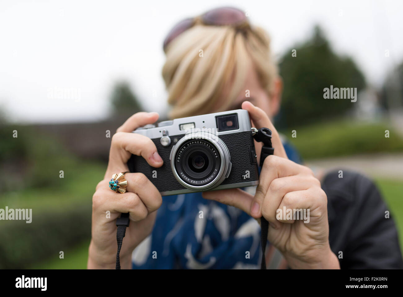 Une fille blonde avec un appareil photo pour prendre des photos. Banque D'Images