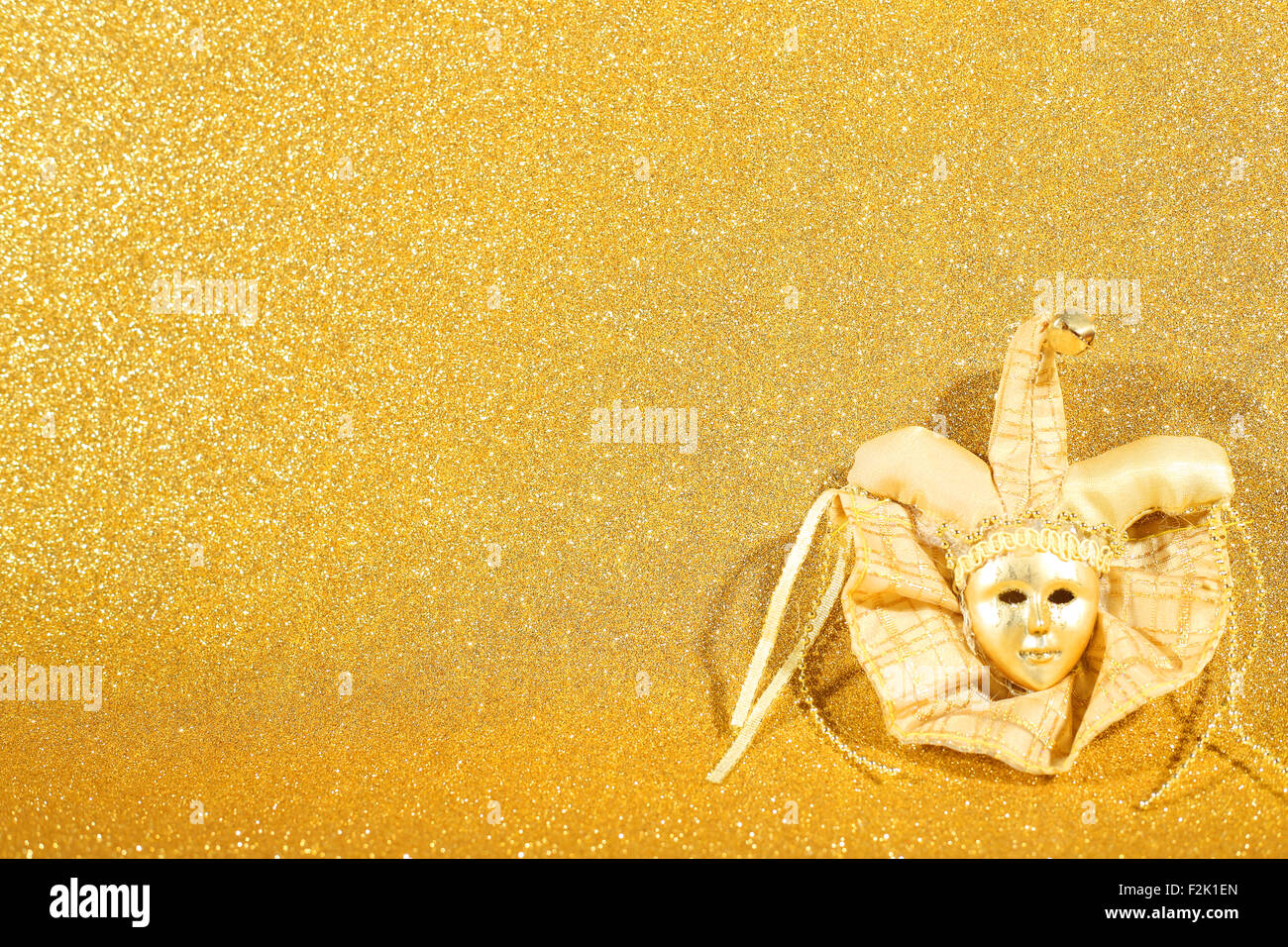 Belle ornate carnival masque de Venise comme décoration de Noël sur golden glitter Banque D'Images