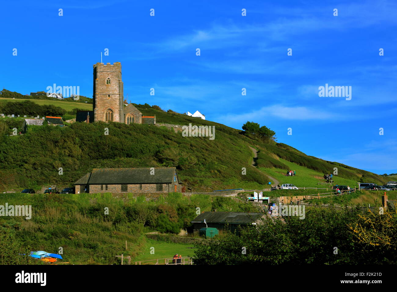 Donnant sur l'Église Wembury National Trust Wembury Beach et Cafe, Devonshire, côte sud-ouest de l'Angleterre Banque D'Images