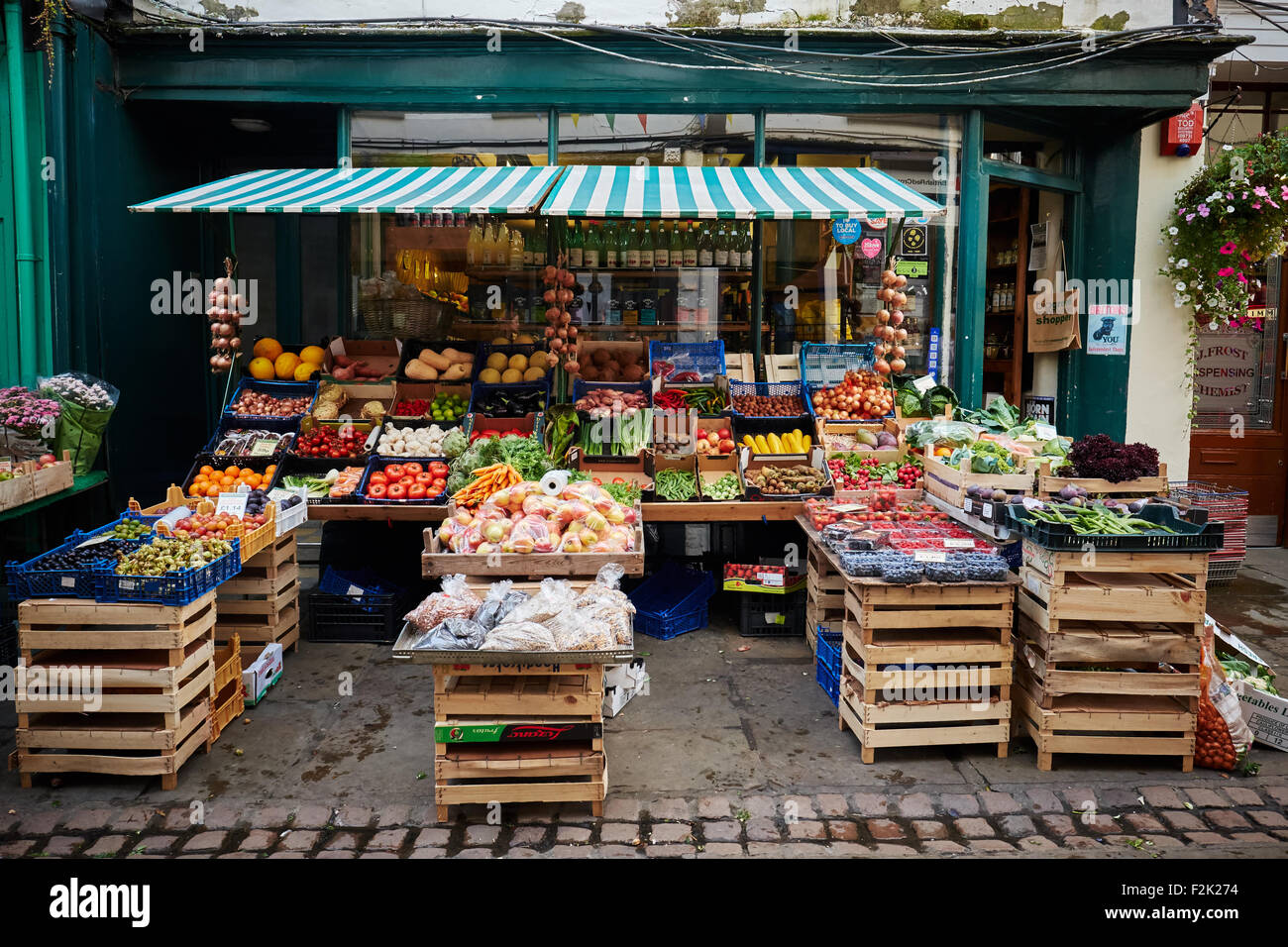 Avant-boutique de fruits et légumes, un greengrocer, à Monmouth, au pays de Galles. Banque D'Images