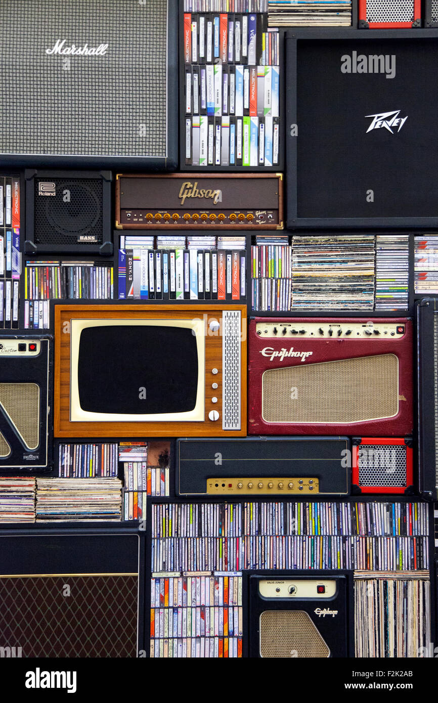 Mur de vintage et rétro cd, vinyls, plat, amplificateurs, VHS et cassettes audio Banque D'Images