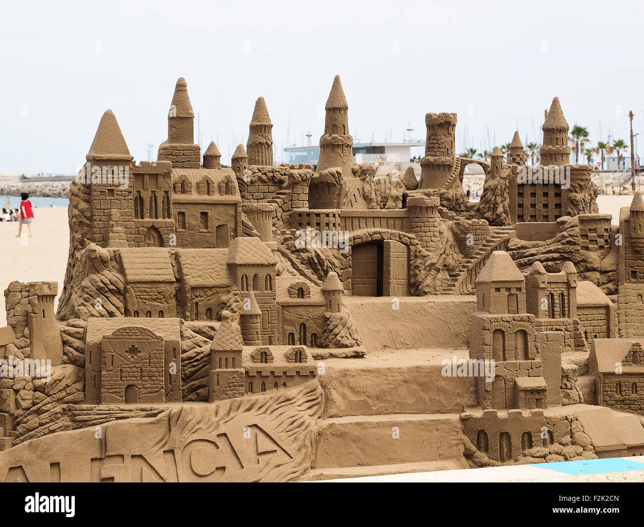 Il s'agit d'un somptueux et grand château de sable sur une plage vide. Banque D'Images