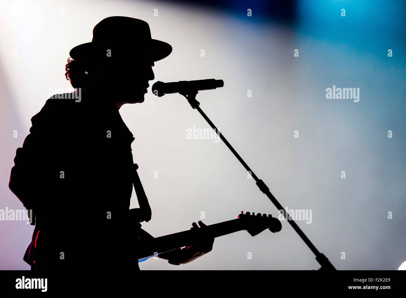 19/9/15 Concert de Liverpool avec amour. Silhouette d'un guitariste sur scène Banque D'Images