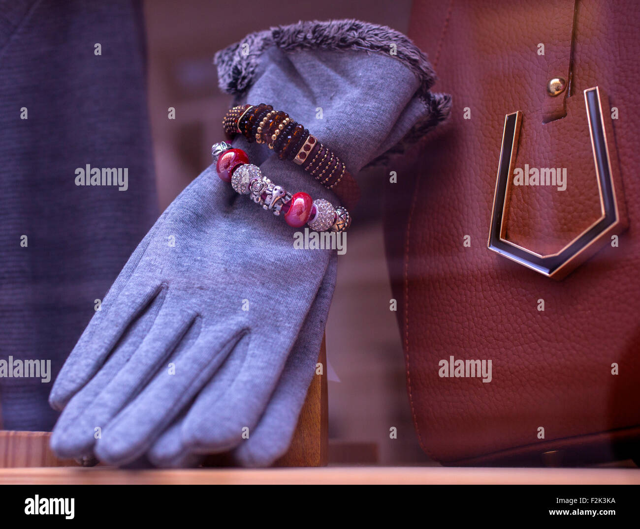 Gants de bracelets et exposés dans le magasin de vêtements Banque D'Images