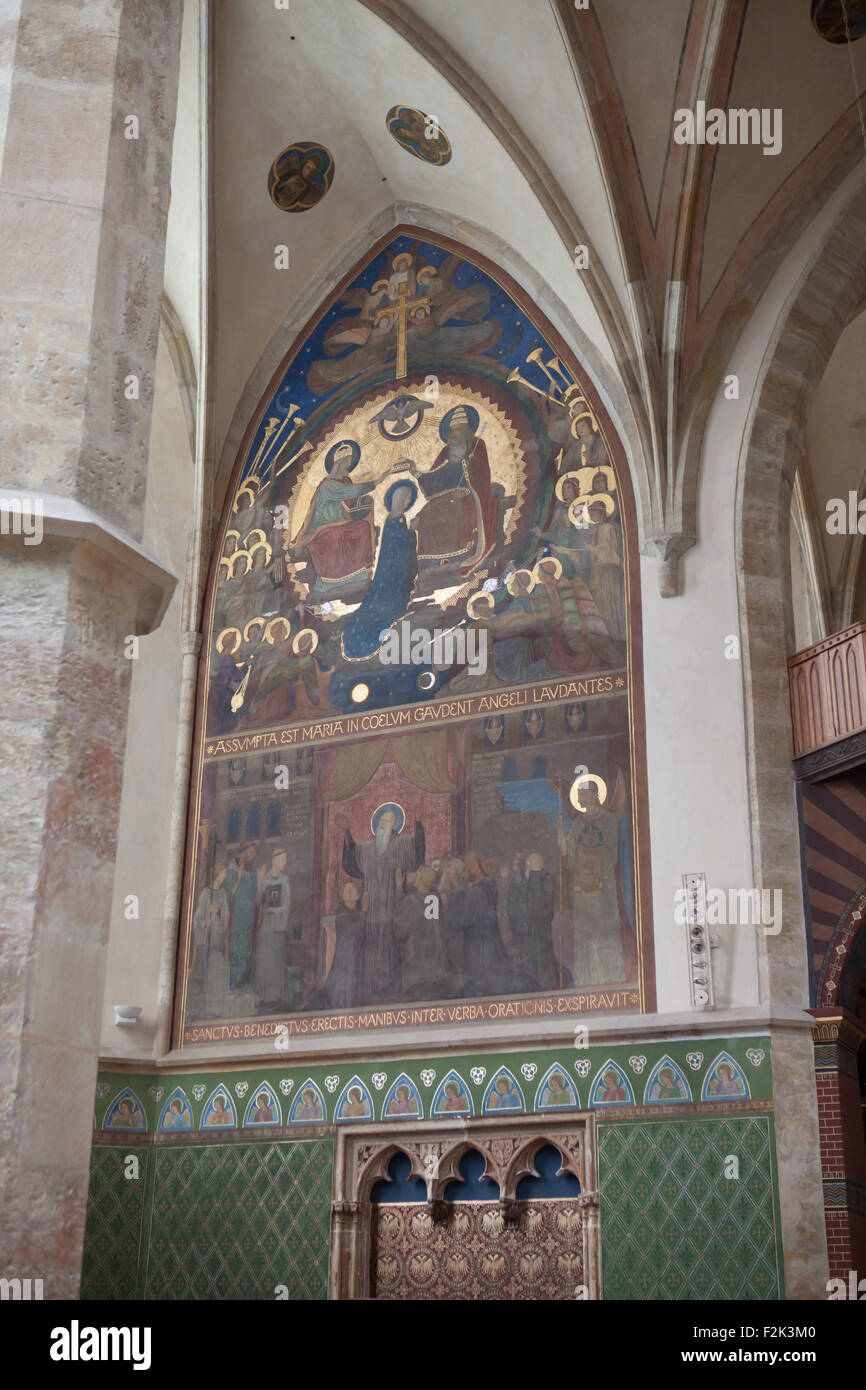 Couronnement de la Vierge et la mort de Saint Benoît. La peinture murale par l'École d'Art de Beuron à partir des années 1880 dans l'église de la Bienheureuse Vierge Marie et des Saints de Slave le monastère d'Emmaüs (na Slovanech) à Prague, République tchèque. Banque D'Images