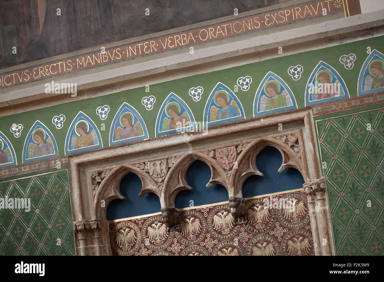 Décoration en pierre sculpté gothique ornemental et la peinture murale par l'École d'Art de Beuron à partir des années 1880 dans l'église de la Bienheureuse Vierge Marie et des Saints de Slave le monastère d'Emmaüs (na Slovanech) à Prague, République tchèque. Banque D'Images