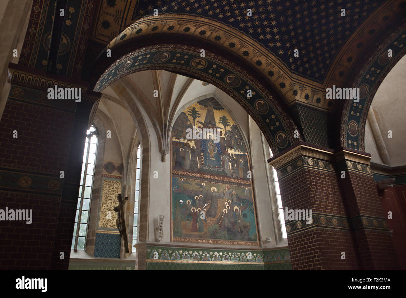 Saint Benoît en face de la Vierge. La peinture murale par l'École d'Art de Beuron à partir des années 1880 dans l'église de la Bienheureuse Vierge Marie et des Saints de Slave le monastère d'Emmaüs (na Slovanech) à Prague, République tchèque. Banque D'Images