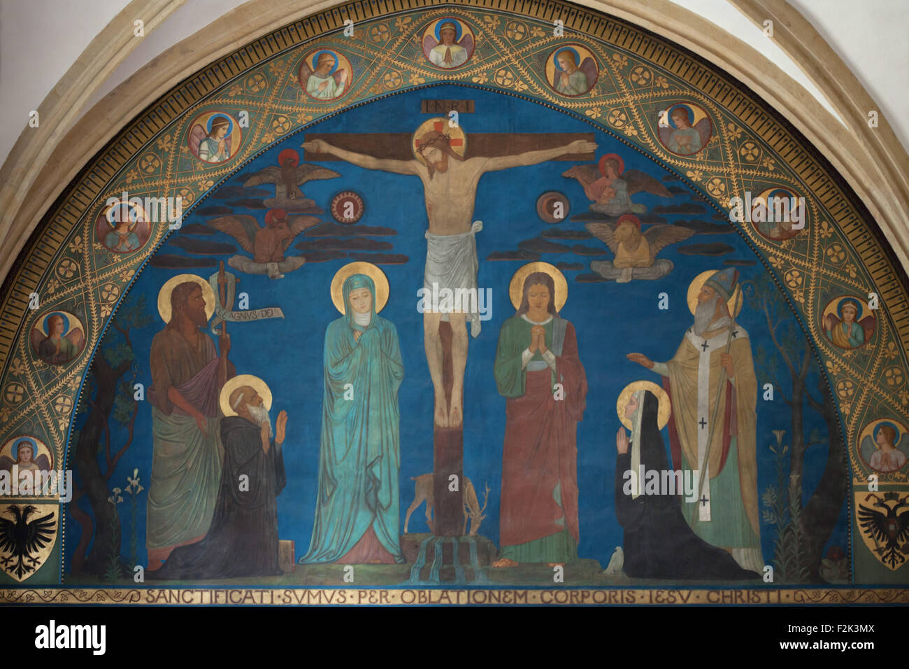 Crucifixion avec les Saints. La peinture murale par l'École d'Art de Beuron à partir des années 1880 dans la Chapelle impériale de l'Emmaüs monastère (na Slovanech) à Prague, République tchèque. Saint Jean Baptiste, Saint Benoît agenouillé, Vierge Marie, la Crucifixion, Saint John l'Apôtre, à genoux Saint Scholastica et Saint Martin de Tours sont présentés de gauche à droite dans la fresque. Banque D'Images