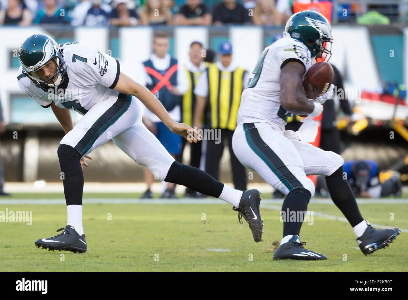 20 septembre 2015 : Philadelphia Eagles quart-arrière Sam Bradford (7) tombe comme il mains le ballon à l'exécution retour DeMarco Murray (29) au cours de la NFL match entre les Dallas Cowboys et les Philadelphia Eagles au Lincoln Financial Field à Philadelphie, Pennsylvanie. Les Cowboys de Dallas a gagné 20-10. Christopher Szagola/CSM Banque D'Images