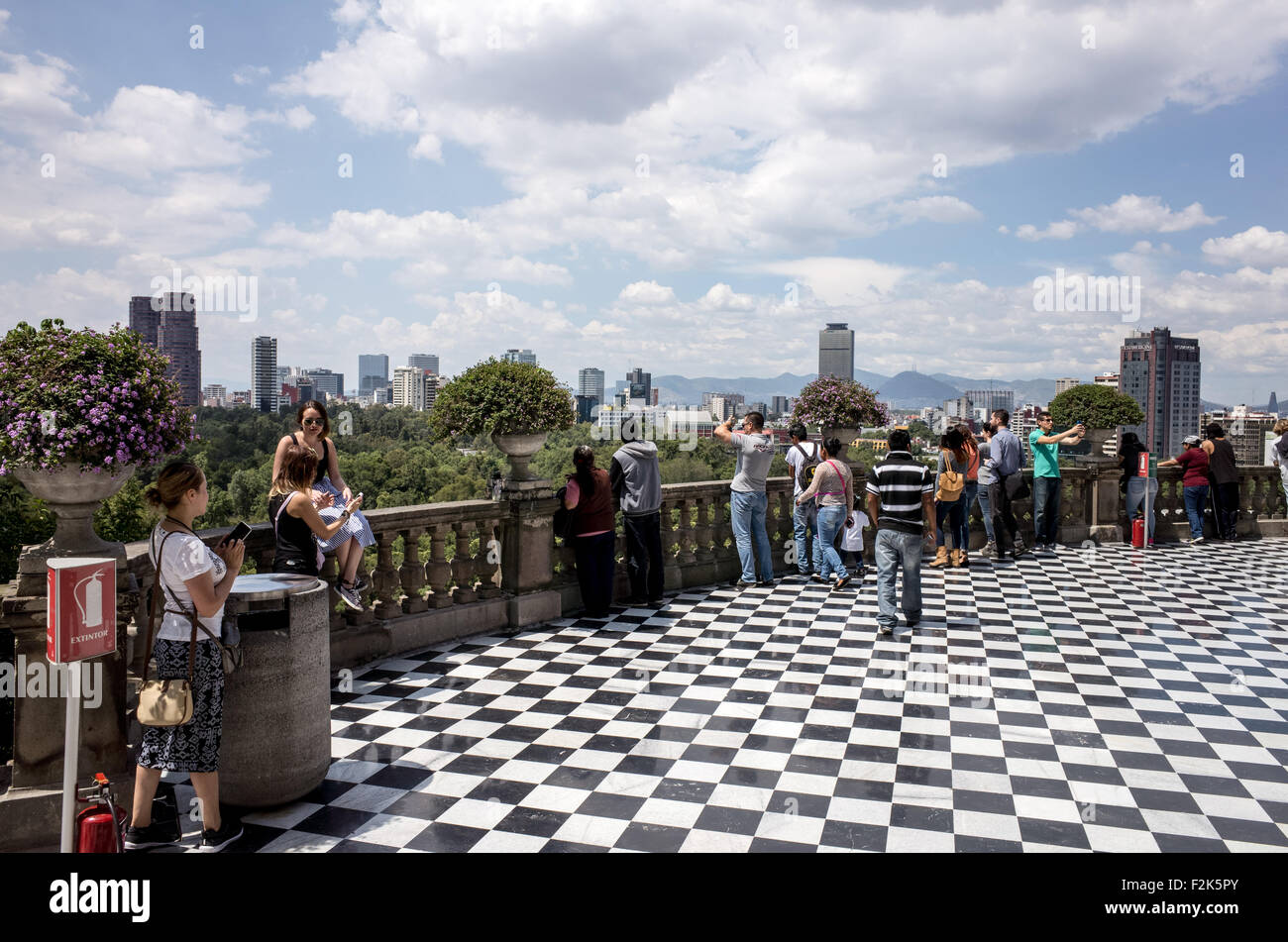 La ville de Mexico, Mexique - Puisque la construction a commencé vers 1785, Château de Chapultepec est une académie militaire, résidence impériale, présidentiel, d'accueil, de l'observatoire et est maintenant Mexico's National History Museum (Museo Nacional de Historia). Il est situé au-dessus de la colline de Chapultepec, au cœur de la ville de Mexico. Banque D'Images