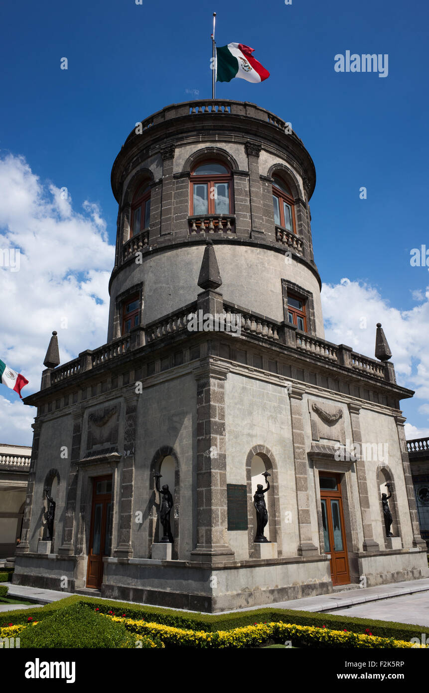 La ville de Mexico, Mexique - Puisque la construction a commencé vers 1785, Château de Chapultepec est une académie militaire, résidence impériale, présidentiel, d'accueil, de l'observatoire et est maintenant Mexico's National History Museum (Museo Nacional de Historia). Il est situé au-dessus de la colline de Chapultepec, au cœur de la ville de Mexico. Banque D'Images