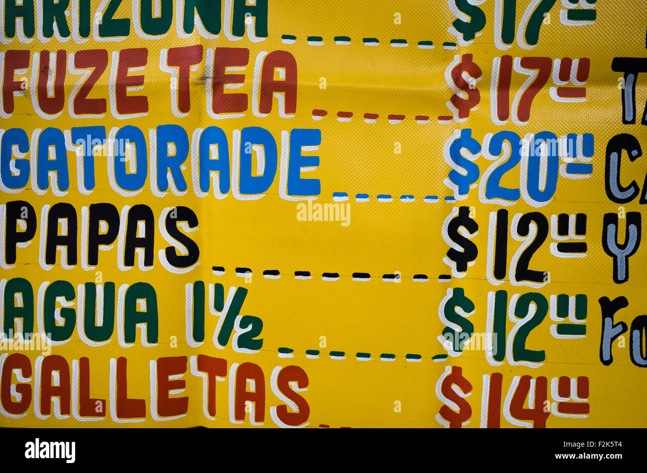 La liste de prix des boissons d'un vendeur de rue dans la ville de Mexico. Banque D'Images