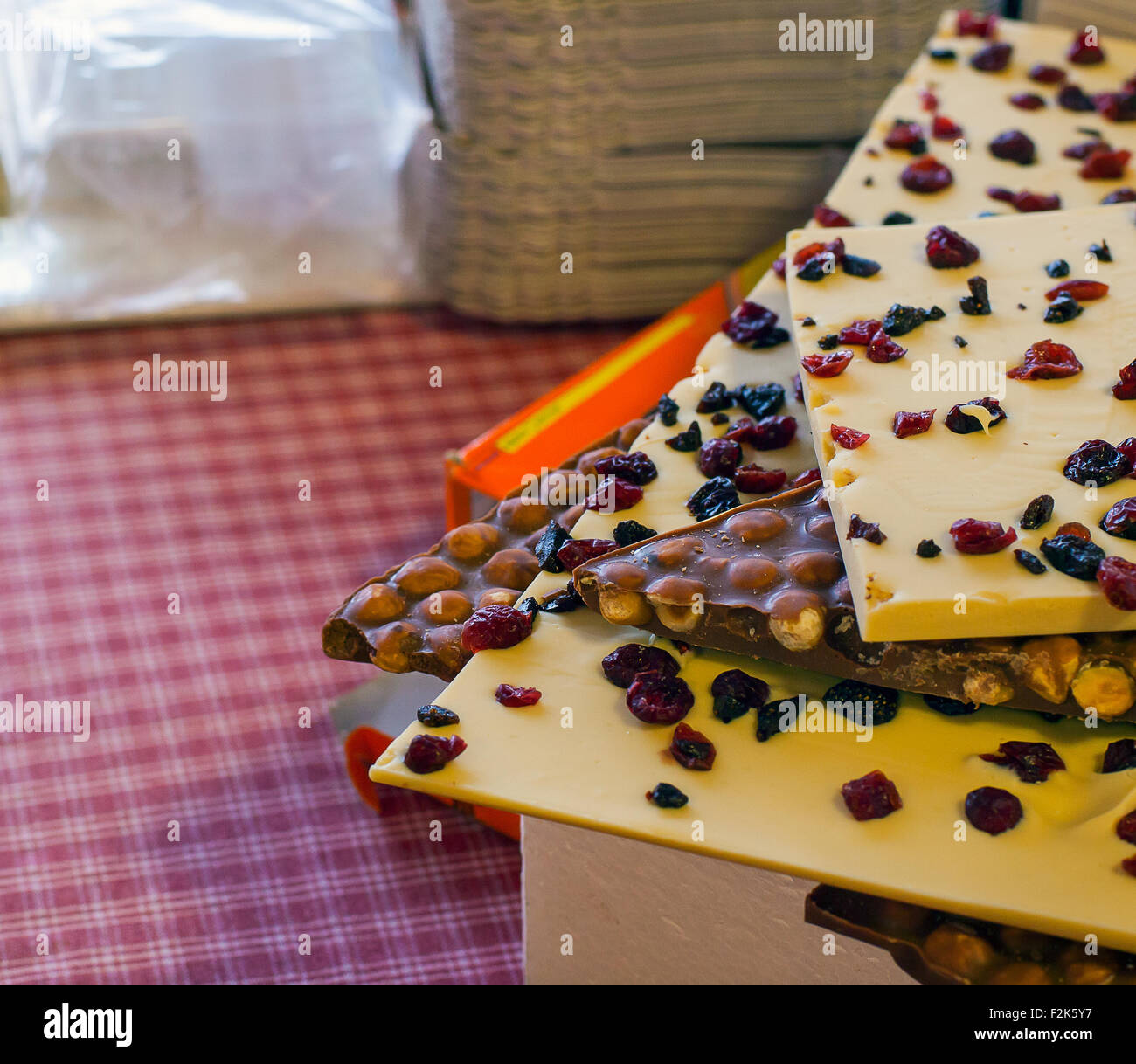 Close up de chocolat au lait avec des fruits des champs Banque D'Images