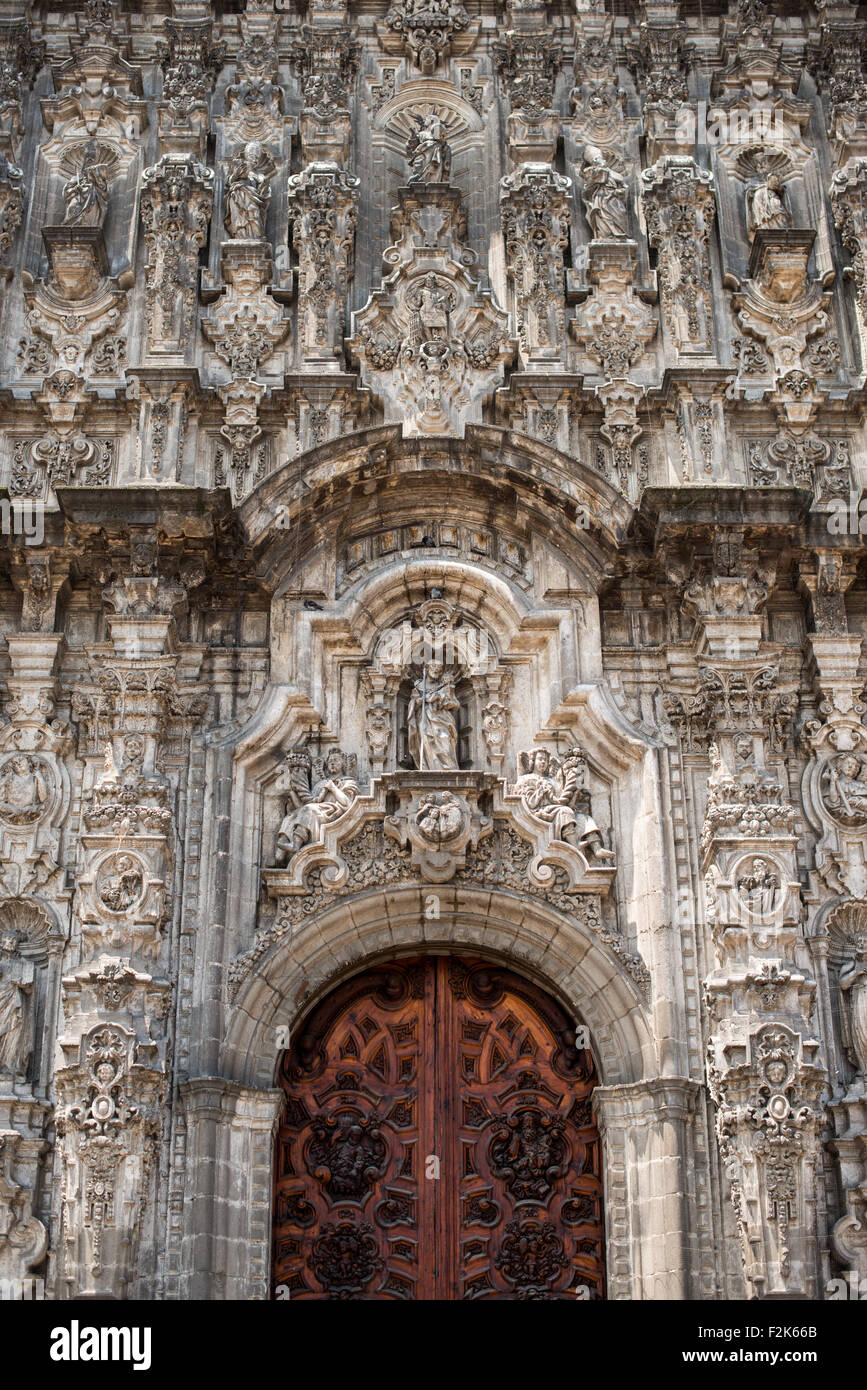 La façade sud de la Metropolitan Tabernacle dispose de représentations très ornés de l'Eucharistie avec des images des apôtres, les Pères de l'Eglise, des saints qui ont fondé des ordres religieux, des martyrs ainsi que des scènes de la Bible. Adjacent à la Metropolitan Catheral, face au Zocalo, le Metropolitan Tabernacle (Espagnol : Sagrario Metropolitana) a été construite par Lorenzo Rodríguez dans le style baroque entre 1749 et 1760. Il a été conçu pour à la maison d'archives et de vêtements l'archevêque. Il a également fonctionné et continue de fonctionner comme un lieu de recevoir l'Eucharistie et enregistrer des paroissiens. Banque D'Images