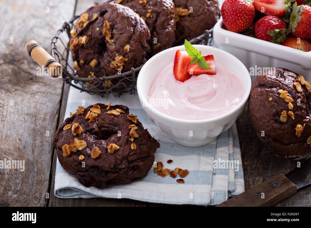 Bagels maison au chocolat avec du fromage à la crème aux fraises Banque D'Images