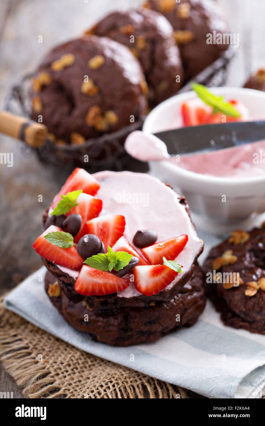 Bagels maison au chocolat avec du fromage à la crème aux fraises Banque D'Images