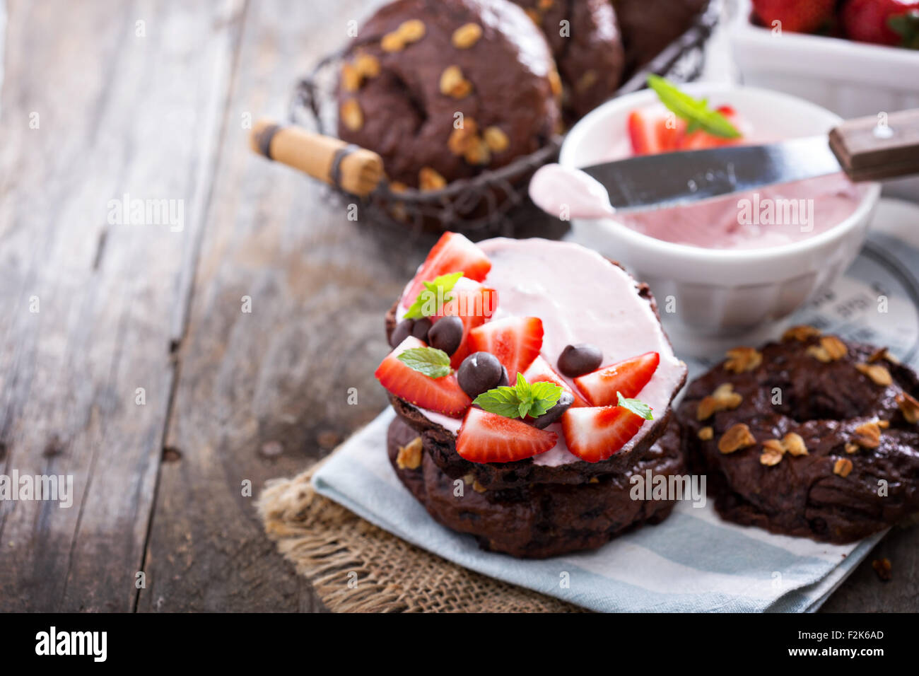 Bagels maison au chocolat avec du fromage à la crème aux fraises Banque D'Images