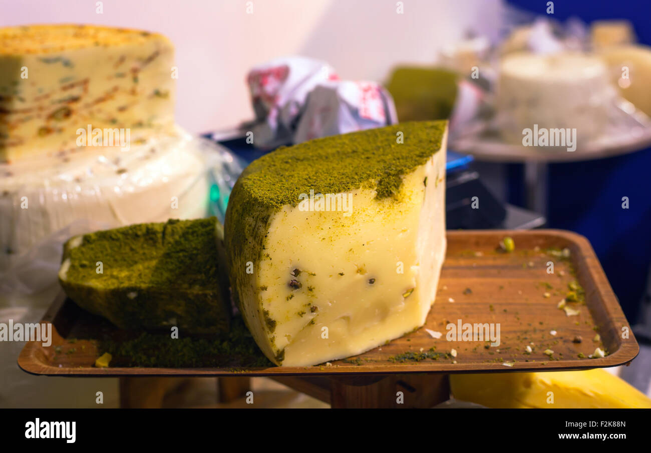 Fromage sicilien habillé avec les pistaches grind Banque D'Images