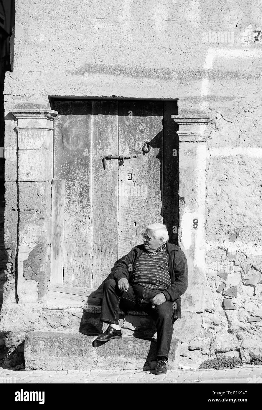 LEONFORTE, ITALIE - Janvier 08 : Vieil homme assis sur le pas de l'ancienne porte sur Janvier 08, 2014 Banque D'Images