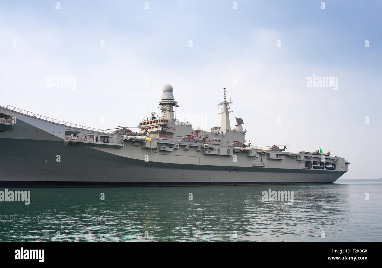 TRIESTE, Italie - novembre, 02 : Vue de la Portaerei Cavour le porte-avions  italien et le nouveau navire amiral de l'italien Photo Stock - Alamy