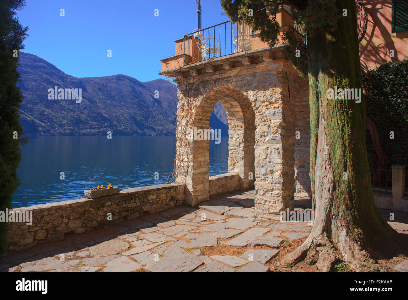 Vue de côté de l'arche du lac de Lugano Banque D'Images
