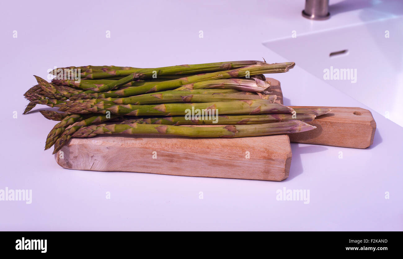 Vue de tas d'asperges fraîches on cutting board Banque D'Images