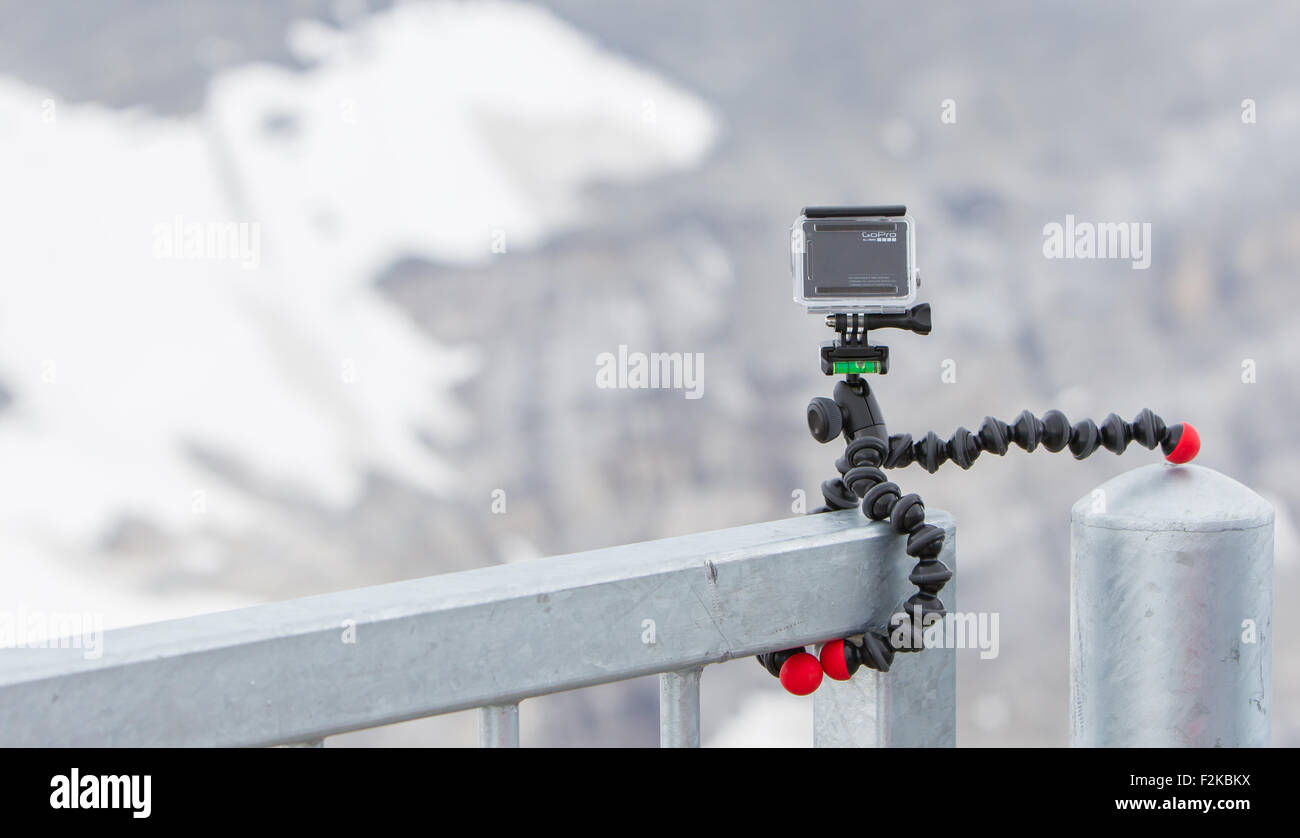 LES DIABLERETS, SUISSE - Le 22 juillet 2015 : Gros plan du héros 4 GoPro caméra sur trépied GorillaPod en action, en mouvement rapide tournage Banque D'Images