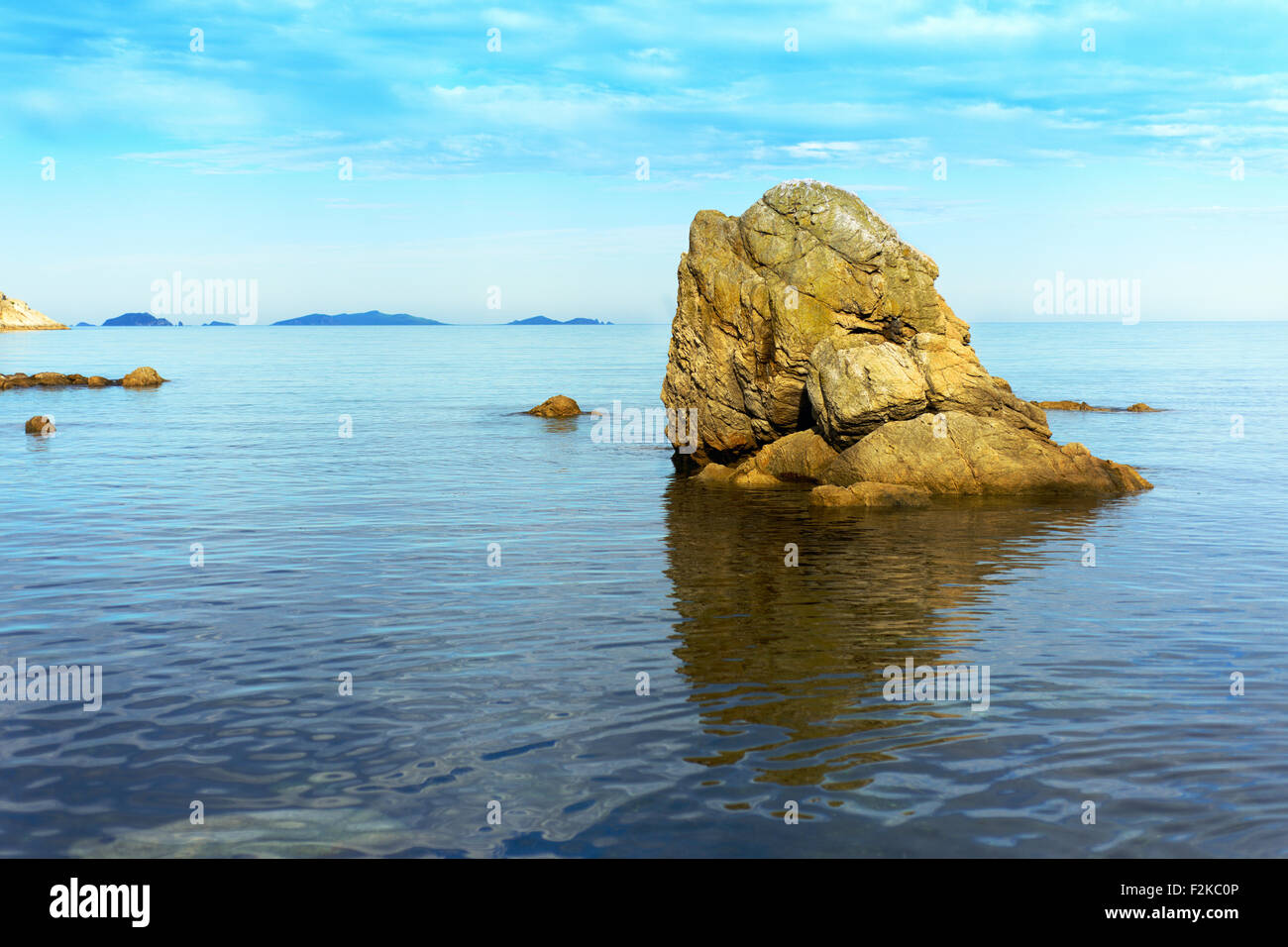 Belle seascape de rochers et ciel nuageux. Mer du Japon. Au sud de Primorsky Krai. Vladivostok. La Russie. Banque D'Images