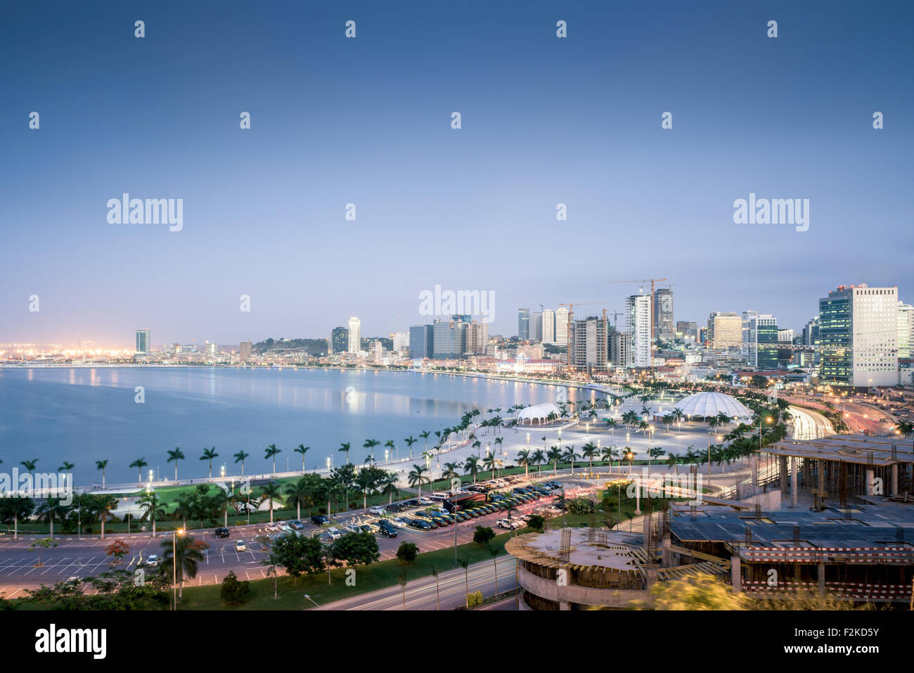 Une cidade de Luanda ao cair da noite e un nova vista Baía da Fortaleza São Miguel, Museu das Forças Armadas. L'Angola. Banque D'Images