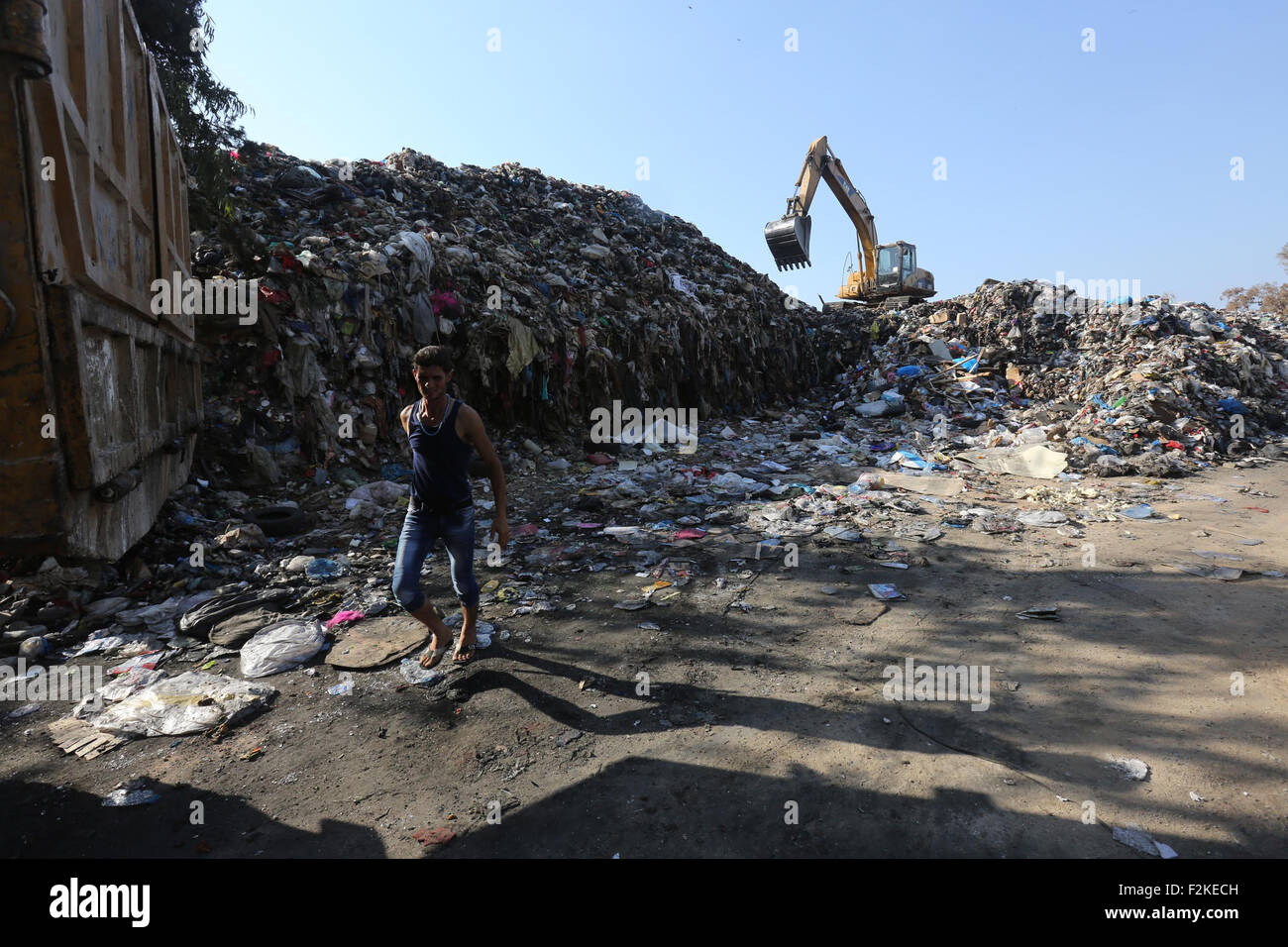 Beyrouth, Beyrouth, Liban. 20 Sep, 2015. Les collecteurs de déposer des piles de déchets provenant d'une décharge à Beyrouth le 20 septembre 2015. Un plan controversé du Liban par le cabinet à l'adresse enfin une crise qui couve la corbeille a été critiquée par les groupes de la société civile qui ont entraîné des protestations de masse dans la capitale © Marwan Tahtah Images/APA/ZUMA/Alamy Fil Live News Banque D'Images