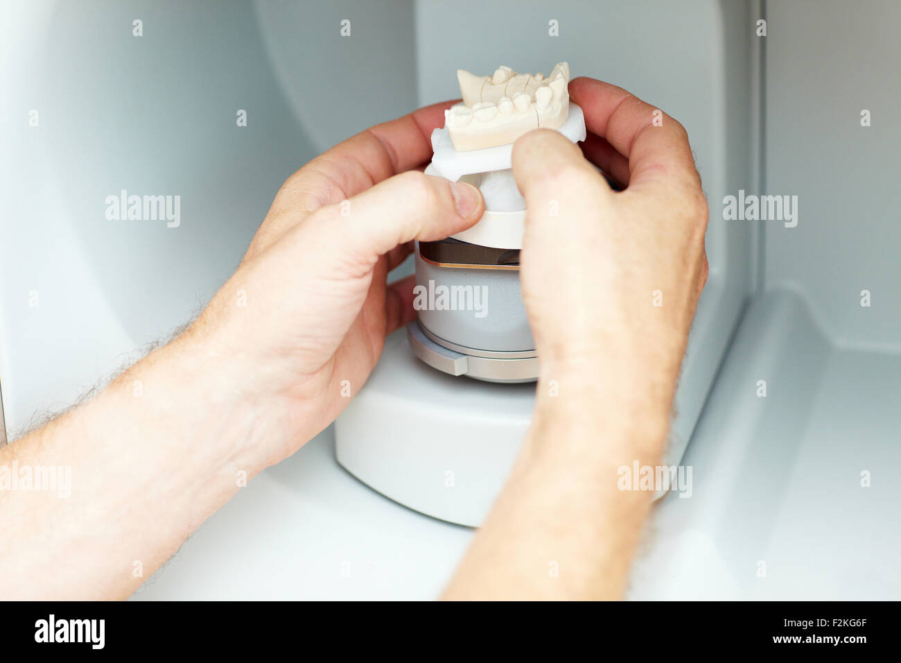 Technicien dentaire soins dentaires en plaçant un modèle d'un scanner 3D Banque D'Images