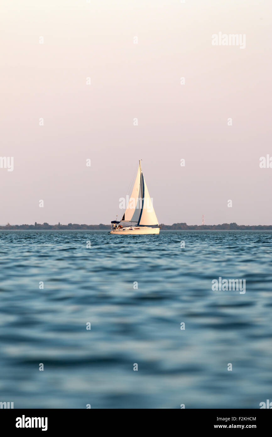 Voilier blanc sur le lac Balaton en Hongrie Banque D'Images