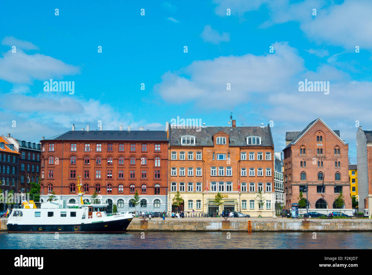 Maisons au bord de l'eau, Havnegade street et Havnepromenade sentier, Nyhavn, Copenhague, Danemark Banque D'Images