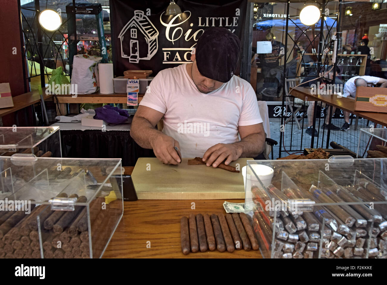 Portrait d'un fabricant de cigares dominicains au San Gennaro Festival à Little Italy, Manhattan, New York City Banque D'Images