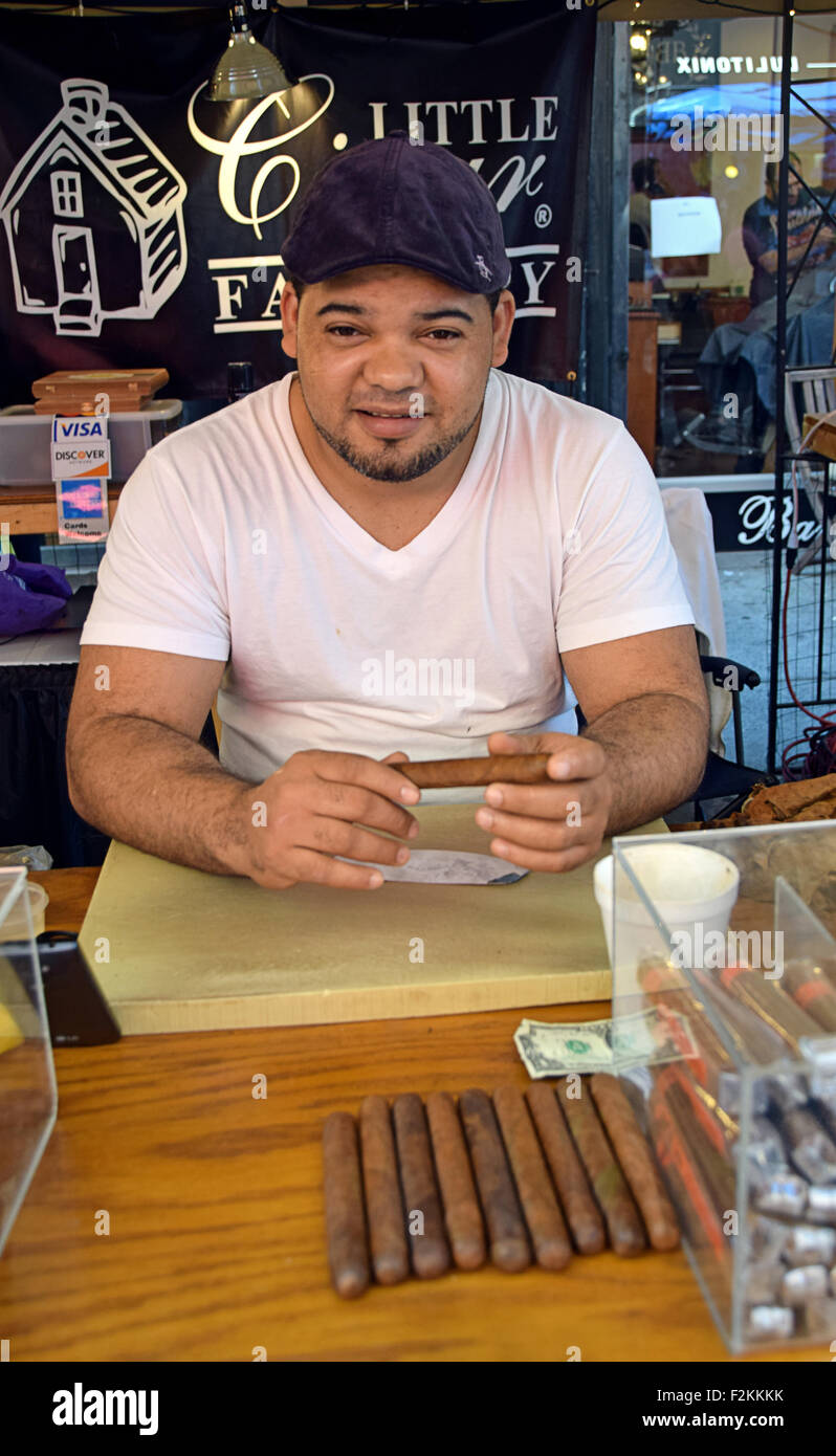 Portrait d'un fabricant de cigares dominicains au San Gennaro Festival à Little Italy, Manhattan, New York City Banque D'Images