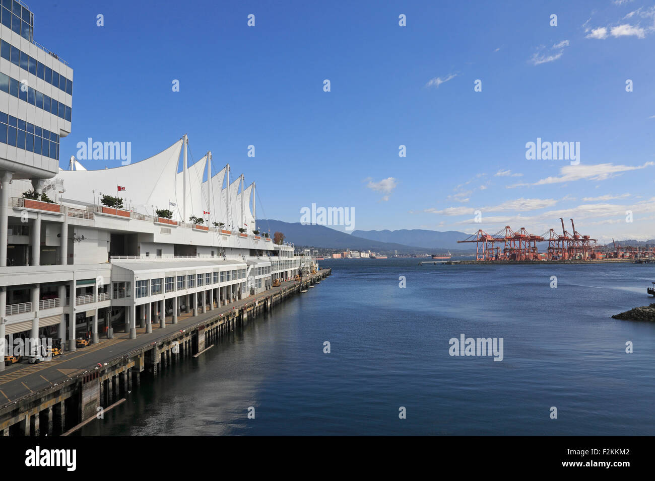 Avec vue sur Vancouver Canada Place et les quais Banque D'Images