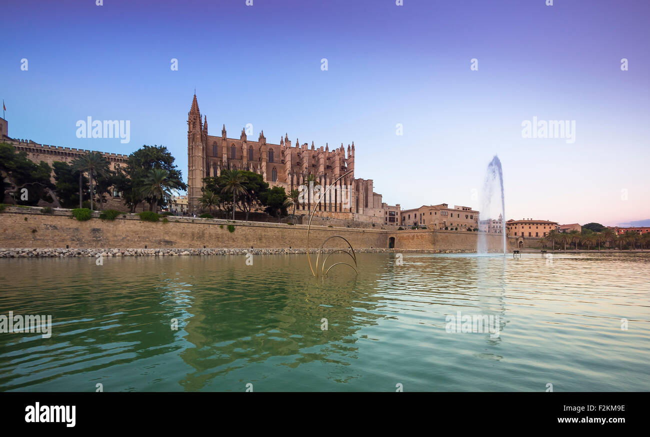 Espagne, Majorque, Palma, fontaine près de la Seu cathedral et palais de Almudaina Banque D'Images