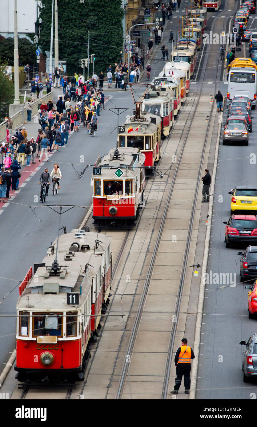 Prague, République tchèque. 20 Sep, 2015. Procession de trams a passé par Prague, République tchèque, le 20 septembre pour célébrer 140 ans de transports publics à Prague. © Vit Simanek/CTK Photo/Alamy Live News Banque D'Images