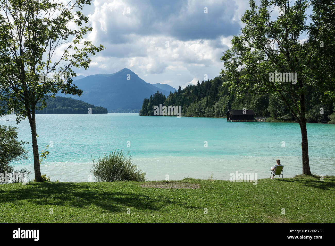 L'eau bleu turquoise, Spain, personne assise sur une chaise près de la rive, derrière l'Italia, Haute-Bavière, Bavière Banque D'Images