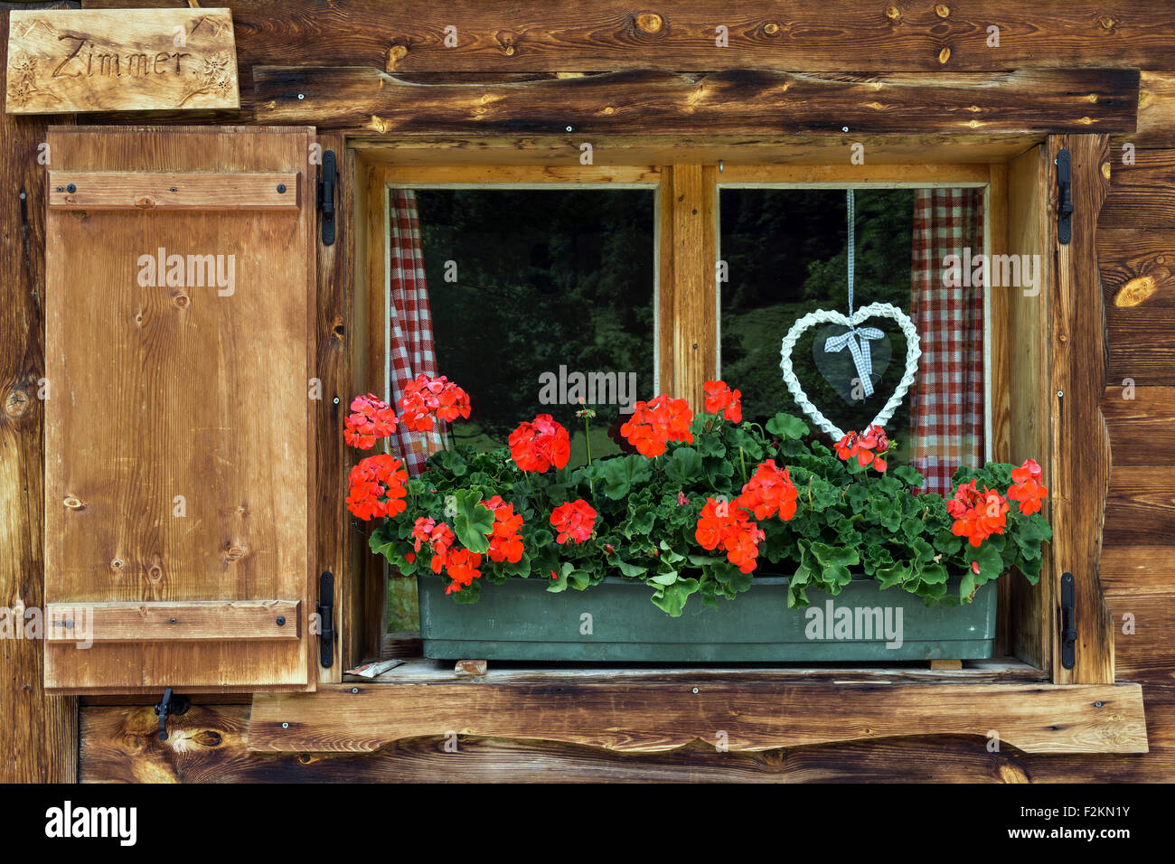 Géraniums et coeur tressé sur la fenêtre d'une ferme, FRA, Eng-Alm, Karwendel, Tyrol, Autriche Banque D'Images