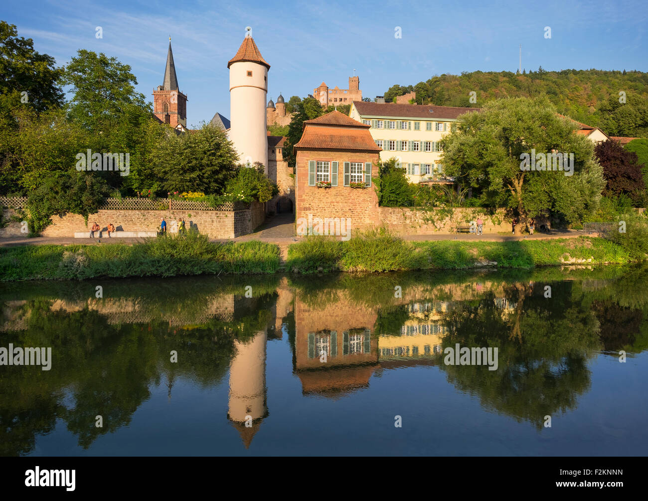 Rivière Tauber, Kittsteintor, tour rouge, église du village et ruines, Wertheim, Bade-Wurtemberg, Allemagne Banque D'Images