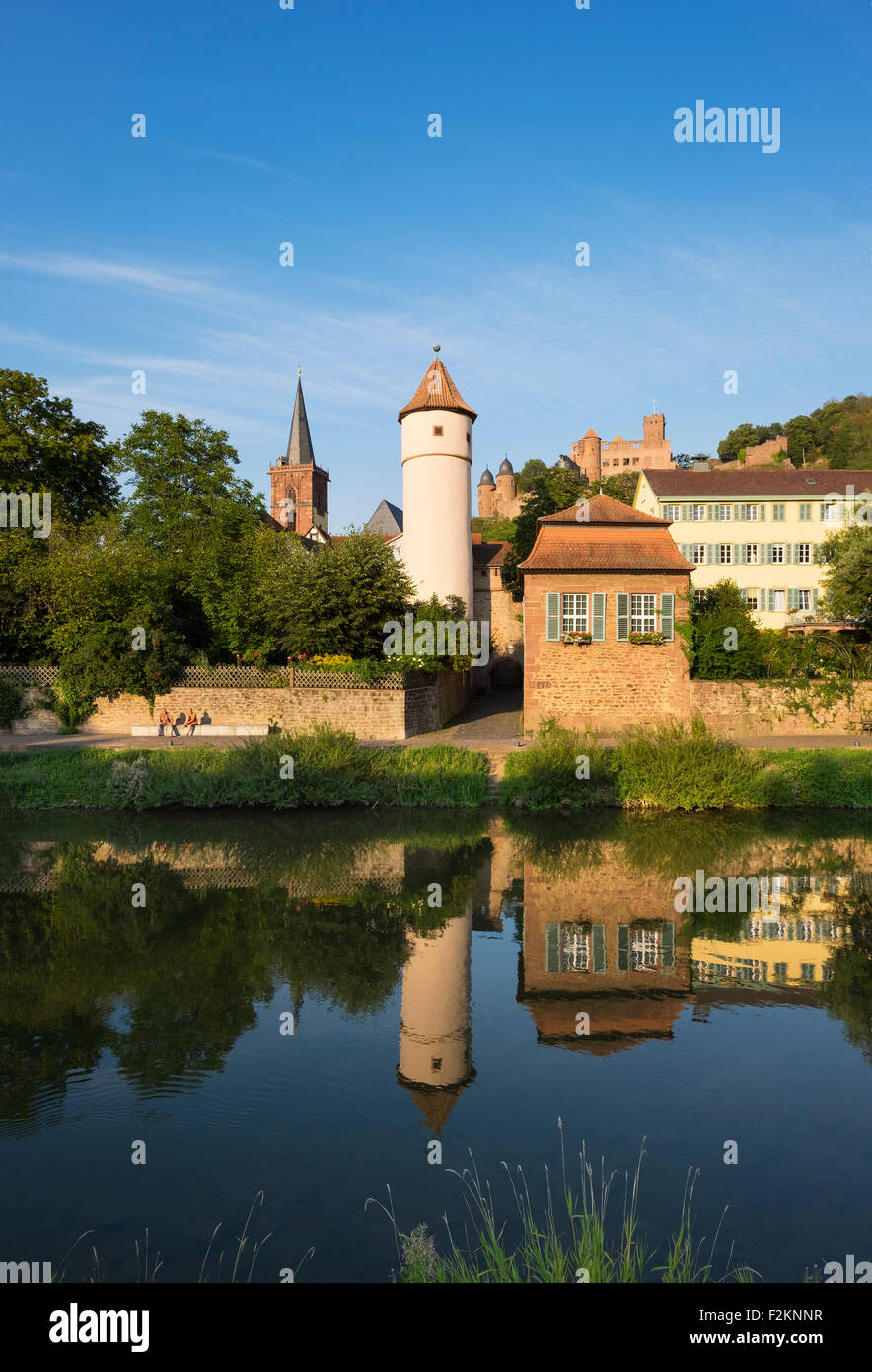 Rivière Tauber, Kittsteintor, tour rouge, église du village et ruines, Wertheim, Bade-Wurtemberg, Allemagne Banque D'Images