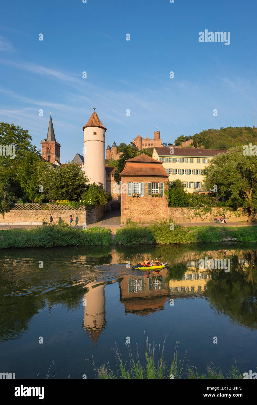 Rivière Tauber, Kittsteintor, tour rouge, église du village et ruines, Wertheim, Bade-Wurtemberg, Allemagne Banque D'Images