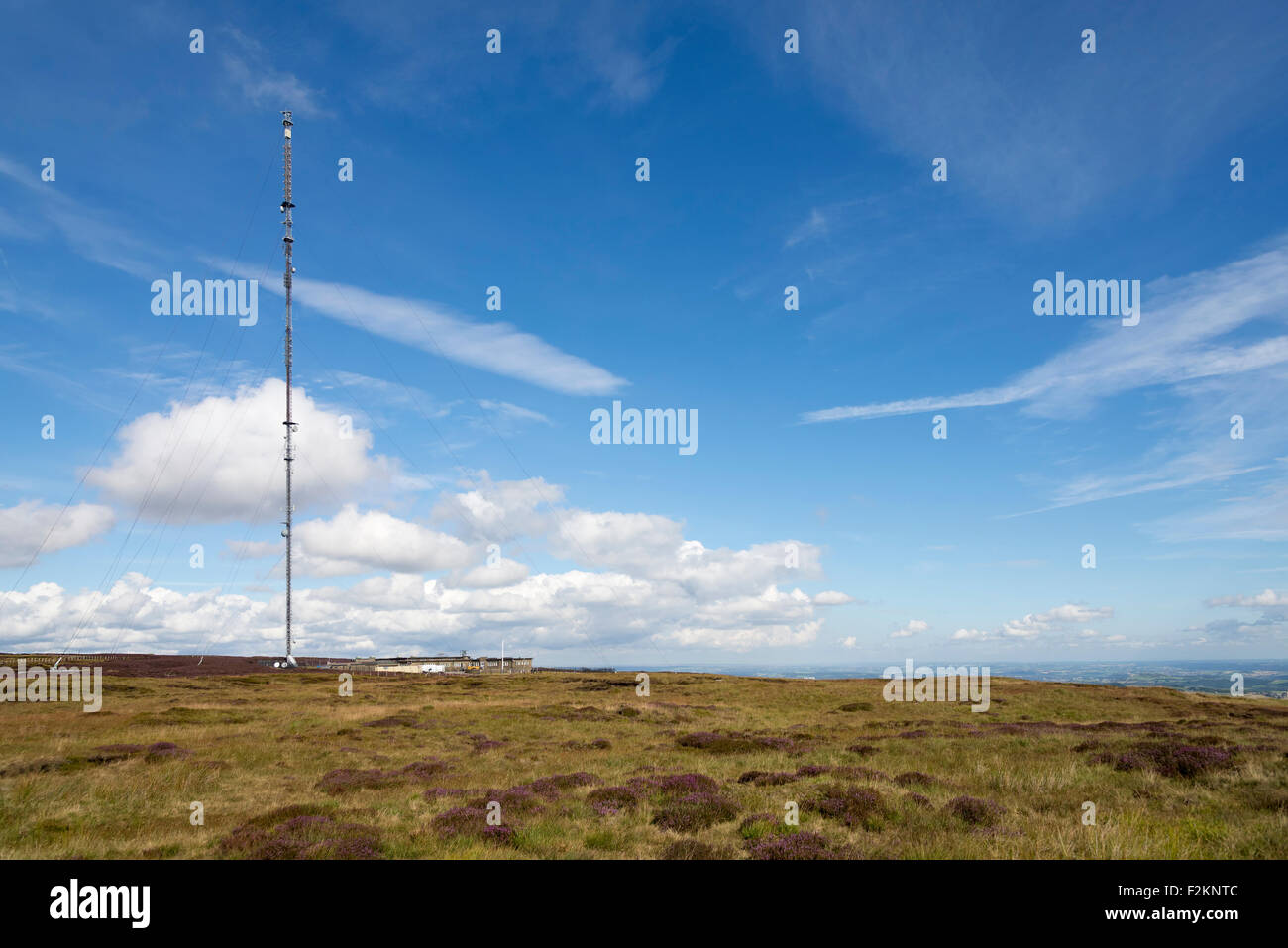 L'émetteur de télévision de Holme Moss antenne en Holme Moss connu sous le nom de la grande tour dans le West Yorkshire Pennines. Nord Ouest Fra Banque D'Images