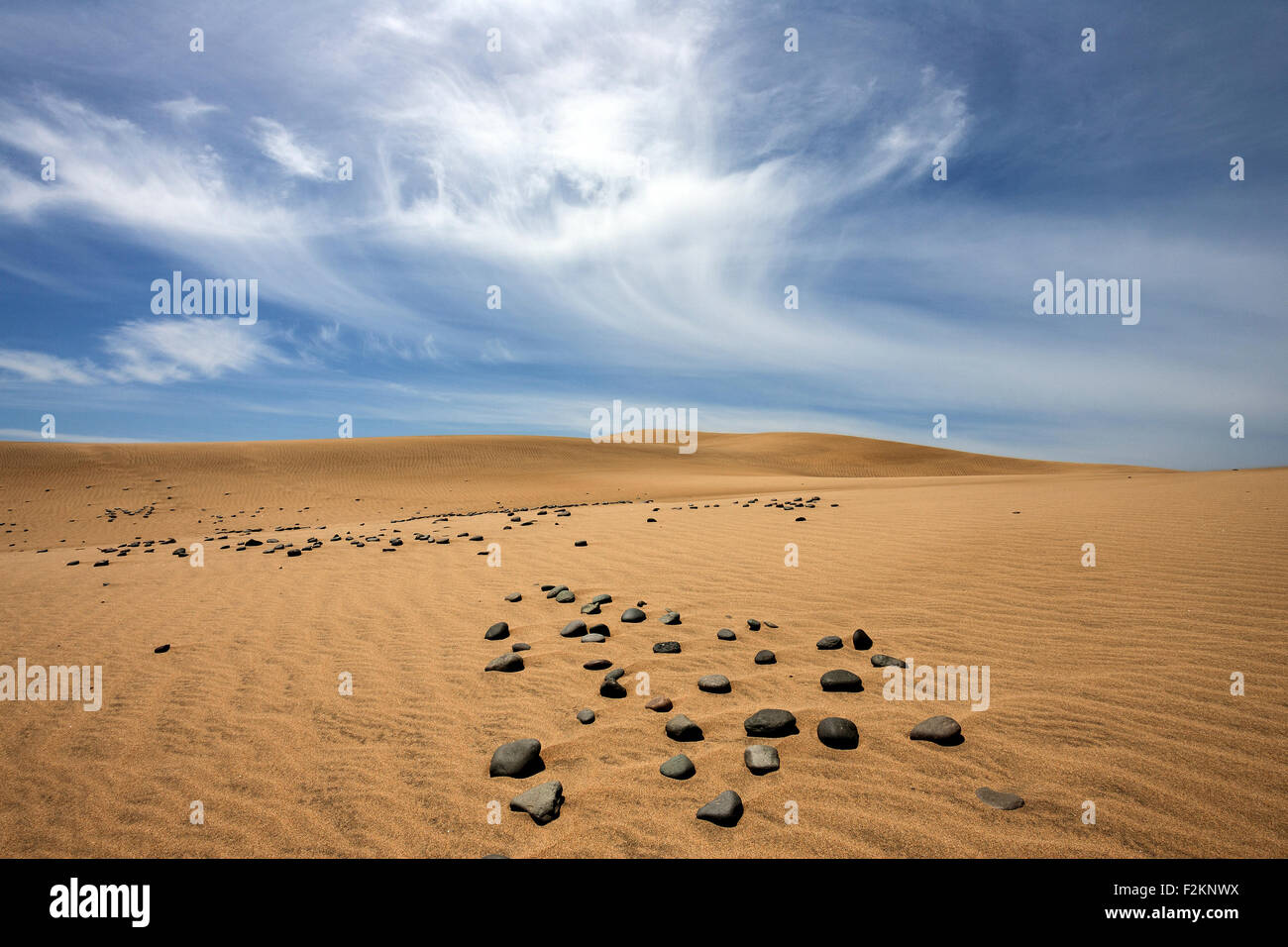 Les dunes, les Dunes de Maspalomas, les pierres noires dans le sable, la formation des nuages, réserve naturelle, Gran Canaria, Îles Canaries, Espagne Banque D'Images